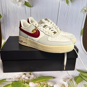 GUC Nike Womens Air Force 1 ‘07 SE Sz 8 photon dust/team red sneakers